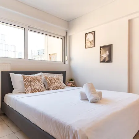 6th Floor Balcony Acropolis Apartment *